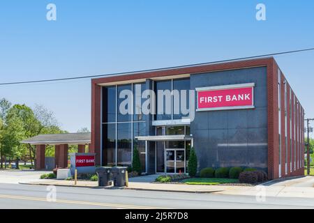 MOORESVILLE, NC, USA-17 APRIL 2022: Erstes Bankgebäude an der Main Street. Stockfoto