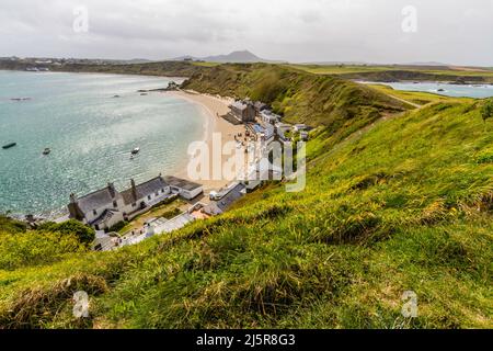 MORFA NEFYN, WALES Großbritannien – MAI 21: Blick über Porthdinllaen und das Ty Coch Inn, Gwynedd, Großbritannien am 9 2021. Mai Stockfoto