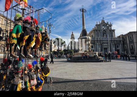 Catania, Italien 27/11/2010: Sizilianische Marionetten vor einem Souvenirladen, Piazza Duomo. © Andrea Sabbadini Stockfoto