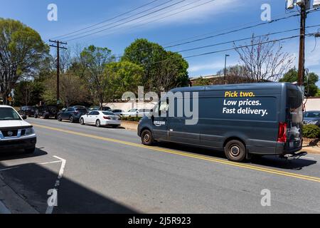 MOORESVILLE, NC, USA-17 APRIL 2022: Ein Amazon Lieferwagen fährt durch die Innenstadt. Stockfoto