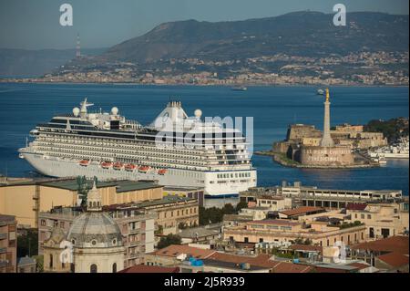 Messina, Italia 21/10/2013: porto di Messina, Nave da crociera - Kreuzfahrtboot, Hafen von Messina. ©Andrea Sabbadini Stockfoto