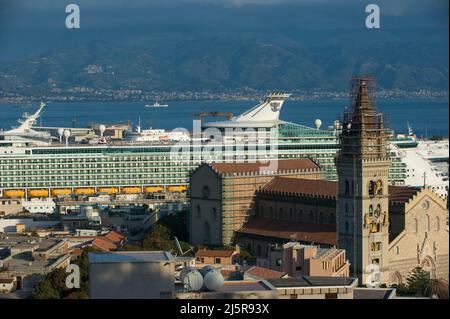 Messina, Italia 21/10/2013: porto di Messina, Nave da crociera - Kreuzfahrtboot, Hafen von Messina. ©Andrea Sabbadini Stockfoto