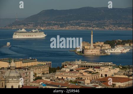 Messina, Italia 21/10/2013: porto di Messina, Nave da crociera - Kreuzfahrtboot, Hafen von Messina. ©Andrea Sabbadini Stockfoto