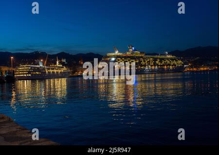 Messina, Italia 21/10/2013: porto di Messina, Nave da crociera - Kreuzfahrtboot, Hafen von Messina. ©Andrea Sabbadini Stockfoto