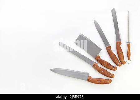 Set von professionellen Küchenmessern auf weißem Hintergrund mit Kopierraum. Koch-, Restaurant- oder Küchenkonzept. Stockfoto