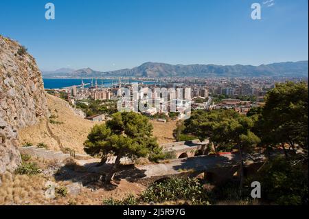 Palermo, Italien 18/07/2012: Blick auf die Stadt vom Aufstieg zum Castello Utveggio. ©Andrea Sabbadini Stockfoto