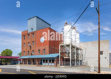 MOORESVILLE, NC, USA-17 APRIL 2022: Büros und Trichter der Bay State Milling Company. Stockfoto