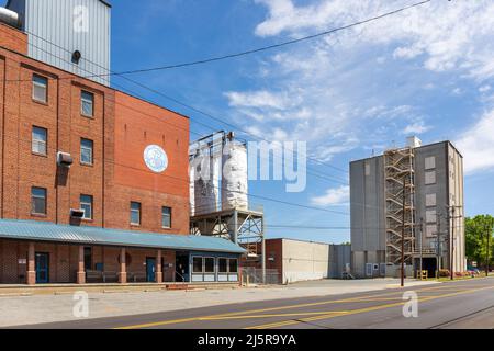 MOORESVILLE, NC, USA-17 APRIL 2022: Büros, Lagersilos und Trichter der Bay State Milling Company. Stockfoto