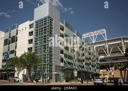 6. Ave mit Harbour Dr Kreuzung mit Petco Park im Hintergrund in East Village, San Diego Stockfoto