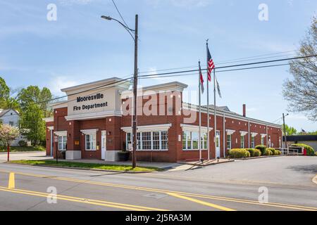 MOORESVILLE, NC, USA-17 APRIL 2022: Gebäude der Stadtfeuerwehr. Sonniger Frühlingstag. Stockfoto