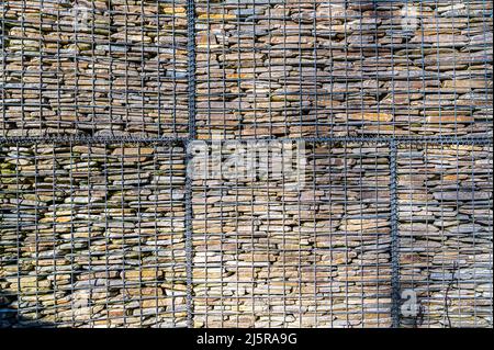 Gabionwand, Stein in einem Drahtrahmen angeordnet. Stockfoto