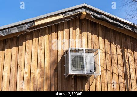 Klimaanlage an der Wand des Holzhauses.Moderne Klimasysteme Stockfoto