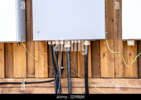 An der Wand angeschlossene Elektrotafeln und Elektrokabel Stockfoto