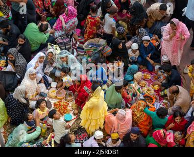 Neu-Delhi, Delhi, Indien. 24. April 2022. Indische Muslime versammeln sich während des heiligen Monats Ramadan in der Jama Masjid Moschee in Neu Delhi, Indien, um ihr Fasten zu brechen. (Bild: © Mohsin Javed/Pacific Press via ZUMA Press Wire) Stockfoto