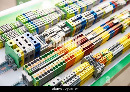 Anschlussklemmenblock für elektrische Steckverbinder in verschiedenen Bauarten für din-Schienen im Geschäft Stockfoto