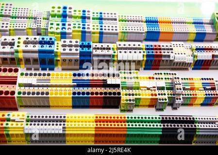 Anschlussklemmenblock für elektrische Steckverbinder in verschiedenen Bauarten für din-Schienen im Geschäft Stockfoto