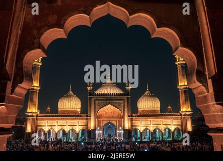 Neu-Delhi, Delhi, Indien. 24. April 2022. Die beleuchtete Jama Masjid Moschee während des heiligen Monats Ramadan in Neu Delhi, Indien. (Bild: © Mohsin Javed/Pacific Press via ZUMA Press Wire) Stockfoto