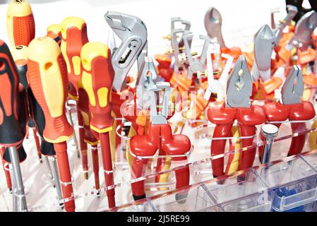 Rote Zange im Baumarkt Stockfoto