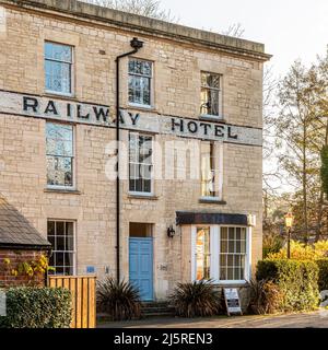 Das alte Railway Hotel (jetzt in Luxusappartements umgewandelt) in der kleinen Stadt Nailsworth in den Stroud Valleys, Gloucestershire, England Stockfoto