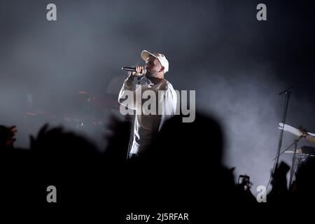 Roma, Italien. 24. April 2022. Der italienische Singer-Songwriter und Rapper Frah Quintale, Pseudonym von Francesco Servidei, während des Konzerts l'Atlantico in Rome.Rome, (Italien). 24.. April 2022 Quelle: dpa/Alamy Live News Stockfoto