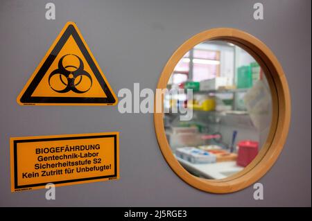 Berlin, Deutschland. 25. April 2022. An einer Tür in einem T-Knife-Labor auf dem Campus Berlin-Buch steht ein Warnschild mit der Aufschrift „Biohazard - Gentechnik-Labor - Sicherheitsstufe S2 - kein Zutritt für Unbefugte!“ Quelle: Christophe Gateau/dpa/Alamy Live News Stockfoto