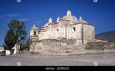 Ein Blick auf die alte spanische Mission in Mitla, die Kirche von San Pablo, in der Nähe der 1.000 Jahre alten indischen Stadt Mitla in Zapotec in der Nähe von Oaxaca, Mexiko, in der südlichen Sierra Madre. Stockfoto