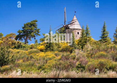 Montfuron Windmühle in der Provence. Sommer im Luberon Natural Regional Park. Alpes-de-Haute-Provence, Frankreich Stockfoto