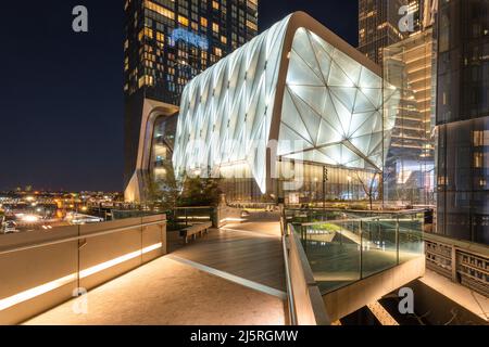 Der Schuppen (Kulturzentrum in Hudson Yards) beleuchtet in der Nacht am 30. Street End der Highline. Midtown West, Manhattan, New York City Stockfoto