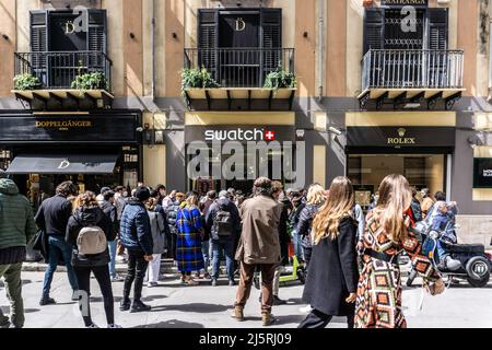 Eine Schlange vor einem Swatch-Shop in Palermo, Sizilien, Italien, als das Unternehmen eine neue Uhrenserie lancierte. Stockfoto