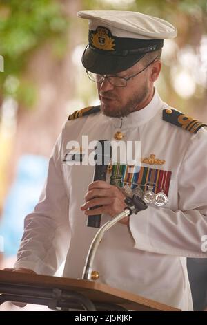 Brisbane, Australien. 25. April 2022. Der Oberstleutnant Jason Parsons spricht während des Dienstes mit der Menge. Die RSL-Zweigstelle Holland Park-Mount Gravatt organisierte am Montag, dem 25. April 2022, einen lokalen ANZAC Day-marsch und einen Gottesdienst zum Gedenken an Mitglieder der australischen und neuseeländischen bewaffneten Dienste. Der ANZAC (Australien New Zealand Army Corps) Day wurde erstmals am 25. April 1916 begangen, ein Jahr nach der Landung der ANZAC in Gallipoli während des Ersten Weltkriegs. Kredit: SOPA Images Limited/Alamy Live Nachrichten Stockfoto