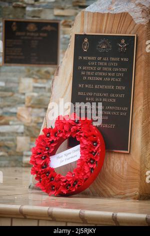Brisbane, Australien. 25. April 2022. Kränze werden während des Morgendienstes niedergelegt die RSL-Zweigstelle Holland Park-Mount Gravatt organisierte am Montag, dem 25. April 2022, einen lokalen ANZAC Day march und einen Gottesdienst zum Gedenken an Mitglieder der australischen und neuseeländischen bewaffneten Dienste. Der ANZAC (Australien New Zealand Army Corps) Day wurde erstmals am 25. April 1916 begangen, ein Jahr nach der Landung der ANZAC in Gallipoli während des Ersten Weltkriegs. Kredit: SOPA Images Limited/Alamy Live Nachrichten Stockfoto