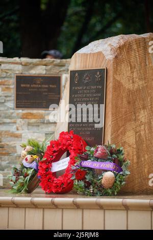 Brisbane, Australien. 25. April 2022. Kränze werden während des Morgendienstes gelegt. Die RSL-Zweigstelle Holland Park-Mount Gravatt organisierte am Montag, dem 25. April 2022, einen lokalen ANZAC Day-marsch und einen Gottesdienst zum Gedenken an Mitglieder der australischen und neuseeländischen bewaffneten Dienste. Der ANZAC (Australien New Zealand Army Corps) Day wurde erstmals am 25. April 1916 begangen, ein Jahr nach der Landung der ANZAC in Gallipoli während des Ersten Weltkriegs. Kredit: SOPA Images Limited/Alamy Live Nachrichten Stockfoto