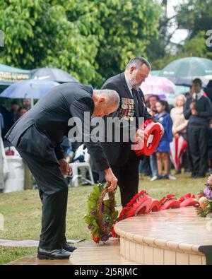 Brisbane, Australien. 25. April 2022. Männer leaids Kränze während des Morgendienstes. Die RSL-Zweigstelle Holland Park-Mount Gravatt organisierte am Montag, dem 25. April 2022, einen lokalen ANZAC Day-marsch und einen Gottesdienst zum Gedenken an Mitglieder der australischen und neuseeländischen bewaffneten Dienste. Der ANZAC (Australien New Zealand Army Corps) Day wurde erstmals am 25. April 1916 begangen, ein Jahr nach der Landung der ANZAC in Gallipoli während des Ersten Weltkriegs. Kredit: SOPA Images Limited/Alamy Live Nachrichten Stockfoto