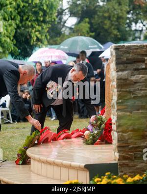 Brisbane, Australien. 25. April 2022. Männer leaids Kränze während des Morgendienstes. Die RSL-Zweigstelle Holland Park-Mount Gravatt organisierte am Montag, dem 25. April 2022, einen lokalen ANZAC Day-marsch und einen Gottesdienst zum Gedenken an Mitglieder der australischen und neuseeländischen bewaffneten Dienste. Der ANZAC (Australien New Zealand Army Corps) Day wurde erstmals am 25. April 1916 begangen, ein Jahr nach der Landung der ANZAC in Gallipoli während des Ersten Weltkriegs. Kredit: SOPA Images Limited/Alamy Live Nachrichten Stockfoto