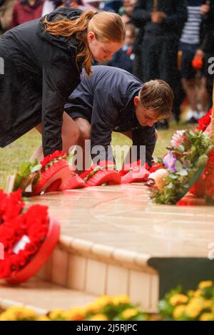 Brisbane, Australien. 25. April 2022. Teenager legten während des Morgendienstes Kränze nieder. Die RSL-Zweigstelle Holland Park-Mount Gravatt organisierte am Montag, dem 25. April 2022, einen lokalen ANZAC Day-marsch und einen Gottesdienst zum Gedenken an Mitglieder der australischen und neuseeländischen bewaffneten Dienste. Der ANZAC (Australien New Zealand Army Corps) Day wurde erstmals am 25. April 1916 begangen, ein Jahr nach der Landung der ANZAC in Gallipoli während des Ersten Weltkriegs. (Foto von Joshua Prieto/SOPA Images/Sipa USA) Quelle: SIPA USA/Alamy Live News Stockfoto