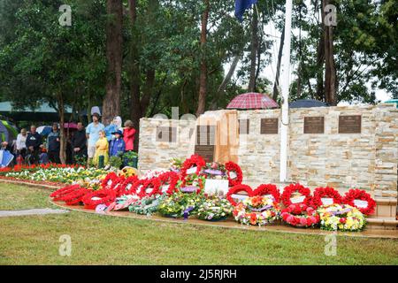Brisbane, Australien. 25. April 2022. Kränze werden während des Morgendienstes niedergelegt die RSL-Zweigstelle Holland Park-Mount Gravatt organisierte am Montag, dem 25. April 2022, einen lokalen ANZAC Day march und einen Gottesdienst zum Gedenken an Mitglieder der australischen und neuseeländischen bewaffneten Dienste. Der ANZAC (Australien New Zealand Army Corps) Day wurde erstmals am 25. April 1916 begangen, ein Jahr nach der Landung der ANZAC in Gallipoli während des Ersten Weltkriegs. Kredit: SOPA Images Limited/Alamy Live Nachrichten Stockfoto
