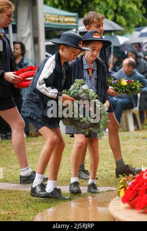 Brisbane, Australien. 25. April 2022. Die Kinder legten während des Morgendienstes Kränze nieder. Die RSL-Zweigstelle Holland Park-Mount Gravatt organisierte am Montag, dem 25. April 2022, einen lokalen ANZAC Day-marsch und einen Gottesdienst zum Gedenken an Mitglieder der australischen und neuseeländischen bewaffneten Dienste. Der ANZAC (Australien New Zealand Army Corps) Day wurde erstmals am 25. April 1916 begangen, ein Jahr nach der Landung der ANZAC in Gallipoli während des Ersten Weltkriegs. Kredit: SOPA Images Limited/Alamy Live Nachrichten Stockfoto