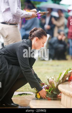 Brisbane, Australien. 25. April 2022. Eine Frau laids Kränze während des Morgendienstes. Die RSL-Zweigstelle Holland Park-Mount Gravatt organisierte am Montag, dem 25. April 2022, einen lokalen ANZAC Day-marsch und einen Gottesdienst zum Gedenken an Mitglieder der australischen und neuseeländischen bewaffneten Dienste. Der ANZAC (Australien New Zealand Army Corps) Day wurde erstmals am 25. April 1916 begangen, ein Jahr nach der Landung der ANZAC in Gallipoli während des Ersten Weltkriegs. (Foto von Joshua Prieto/SOPA Images/Sipa USA) Quelle: SIPA USA/Alamy Live News Stockfoto