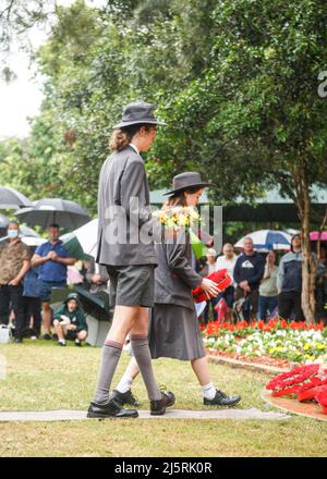 Brisbane, Australien. 25. April 2022. Die Schüler legten während des Morgendienstes Kränze nieder. Die RSL-Zweigstelle Holland Park-Mount Gravatt organisierte am Montag, dem 25. April 2022, einen lokalen ANZAC Day-marsch und einen Gottesdienst zum Gedenken an Mitglieder der australischen und neuseeländischen bewaffneten Dienste. Der ANZAC (Australien New Zealand Army Corps) Day wurde erstmals am 25. April 1916 begangen, ein Jahr nach der Landung der ANZAC in Gallipoli während des Ersten Weltkriegs. (Foto von Joshua Prieto/SOPA Images/Sipa USA) Quelle: SIPA USA/Alamy Live News Stockfoto