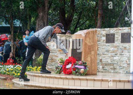 Brisbane, Australien. 25. April 2022. Ein Mann laids Kränze während des Morgendienstes. Die RSL-Zweigstelle Holland Park-Mount Gravatt organisierte am Montag, dem 25. April 2022, einen lokalen ANZAC Day-marsch und einen Gottesdienst zum Gedenken an Mitglieder der australischen und neuseeländischen bewaffneten Dienste. Der ANZAC (Australien New Zealand Army Corps) Day wurde erstmals am 25. April 1916 begangen, ein Jahr nach der Landung der ANZAC in Gallipoli während des Ersten Weltkriegs. (Foto von Joshua Prieto/SOPA Images/Sipa USA) Quelle: SIPA USA/Alamy Live News Stockfoto