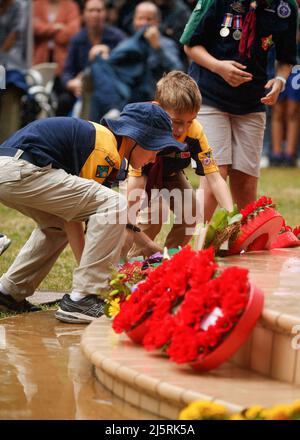 Brisbane, Australien. 25. April 2022. Die Kinder legten während des Morgendienstes Kränze nieder. Die RSL-Zweigstelle Holland Park-Mount Gravatt organisierte am Montag, dem 25. April 2022, einen lokalen ANZAC Day-marsch und einen Gottesdienst zum Gedenken an Mitglieder der australischen und neuseeländischen bewaffneten Dienste. Der ANZAC (Australien New Zealand Army Corps) Day wurde erstmals am 25. April 1916 begangen, ein Jahr nach der Landung der ANZAC in Gallipoli während des Ersten Weltkriegs. (Foto von Joshua Prieto/SOPA Images/Sipa USA) Quelle: SIPA USA/Alamy Live News Stockfoto