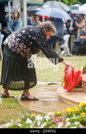 Brisbane, Australien. 25. April 2022. Eine alte Frau laids Kränze während des Morgendienstes. Die RSL-Zweigstelle Holland Park-Mount Gravatt organisierte am Montag, dem 25. April 2022, einen lokalen ANZAC Day-marsch und einen Gottesdienst zum Gedenken an Mitglieder der australischen und neuseeländischen bewaffneten Dienste. Der ANZAC (Australien New Zealand Army Corps) Day wurde erstmals am 25. April 1916 begangen, ein Jahr nach der Landung der ANZAC in Gallipoli während des Ersten Weltkriegs. (Foto von Joshua Prieto/SOPA Images/Sipa USA) Quelle: SIPA USA/Alamy Live News Stockfoto
