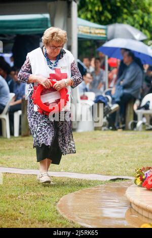 Brisbane, Australien. 25. April 2022. Eine alte Frau laids Kränze während des Morgendienstes. Die RSL-Zweigstelle Holland Park-Mount Gravatt organisierte am Montag, dem 25. April 2022, einen lokalen ANZAC Day-marsch und einen Gottesdienst zum Gedenken an Mitglieder der australischen und neuseeländischen bewaffneten Dienste. Der ANZAC (Australien New Zealand Army Corps) Day wurde erstmals am 25. April 1916 begangen, ein Jahr nach der Landung der ANZAC in Gallipoli während des Ersten Weltkriegs. (Foto von Joshua Prieto/SOPA Images/Sipa USA) Quelle: SIPA USA/Alamy Live News Stockfoto
