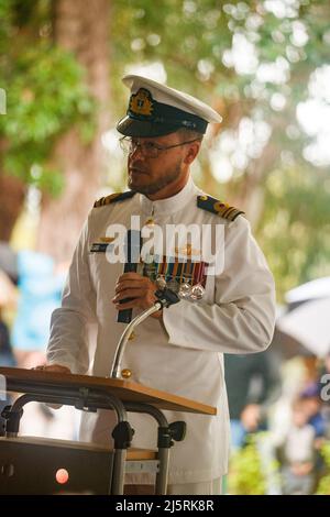 Brisbane, Australien. 25. April 2022. Der Oberstleutnant Jason Parsons spricht während des Dienstes mit der Menge. Die RSL-Zweigstelle Holland Park-Mount Gravatt organisierte am Montag, dem 25. April 2022, einen lokalen ANZAC Day-marsch und einen Gottesdienst zum Gedenken an Mitglieder der australischen und neuseeländischen bewaffneten Dienste. Der ANZAC (Australien New Zealand Army Corps) Day wurde erstmals am 25. April 1916 begangen, ein Jahr nach der Landung der ANZAC in Gallipoli während des Ersten Weltkriegs. (Foto von Joshua Prieto/SOPA Images/Sipa USA) Quelle: SIPA USA/Alamy Live News Stockfoto