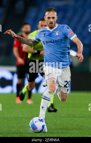 Der italienische Verteidiger Manuel Lazzari kontrolliert den Ball während des Fußballspiels der Serie A zwischen der SS Lazio und Atalanta im Olimpico-Stadion Roma in der Mitte Italiens am 24. April 2021. LazioÕs Stockfoto