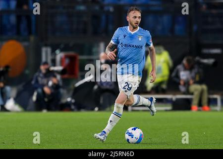 Der italienische Verteidiger Manuel Lazzari kontrolliert den Ball während des Fußballspiels der Serie A zwischen der SS Lazio und Atalanta im Olimpico-Stadion Roma in der Mitte Italiens am 24. April 2021. LazioÕs Stockfoto