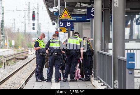 München, Bayern, Deutschland. 25. April 2022. Die Stadt München feiert 50 Jahre Schnellbahn-Bahn mit CHRISTIAN BERNREITER, KLAUS-DIETER JOSEL und Heiko BÃ¼ttner, die an einer Konferenz teilnehmen und von der Pasing nach Giesing fahren. Die ursprüngliche S-Bahn-Stammstrecke, die zwischen dem Hauptbahnhof und dem Hauptbahnhof gebaut wurde, begann 1966 und war am 28. April 1972, dem Jahr der Olympischen Spiele in München, einsatzbereit. Derzeit gibt es kein anderes System in Europa, das die Zugdichte im Netz hat, die das Münchner System hat: 20, 9 Millionen Kilometer Stockfoto