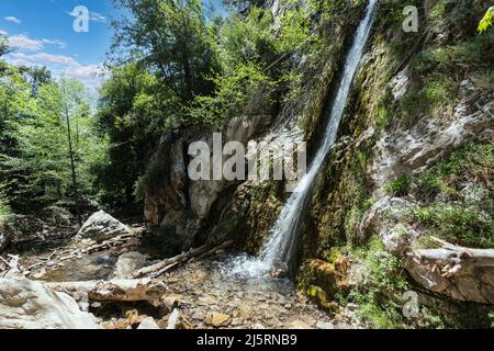 Lewis Falls im Angeles National Forest in der Nähe von Azusa und Los Angeles, Kalifornien. Stockfoto