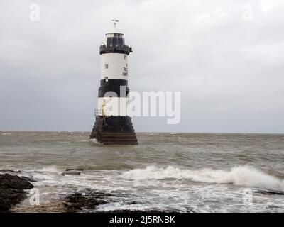 Ein Leuchtturm am Penmon Point auf Anglesey, Wales, Großbritannien. Stockfoto