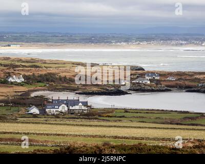 Blick auf Rhoscolyn und Rhoseigr von Holy Island, Anglesey, Wales, Großbritannien. Stockfoto